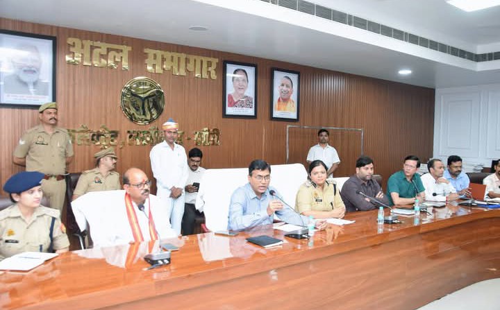 लखीमपुर खीरी : बच्चों की सुरक्षा व्यवस्था प्रशासन की सर्वोच्च प्राथमिकता, डीएम-एसपी ने दिए कड़े निर्देश
