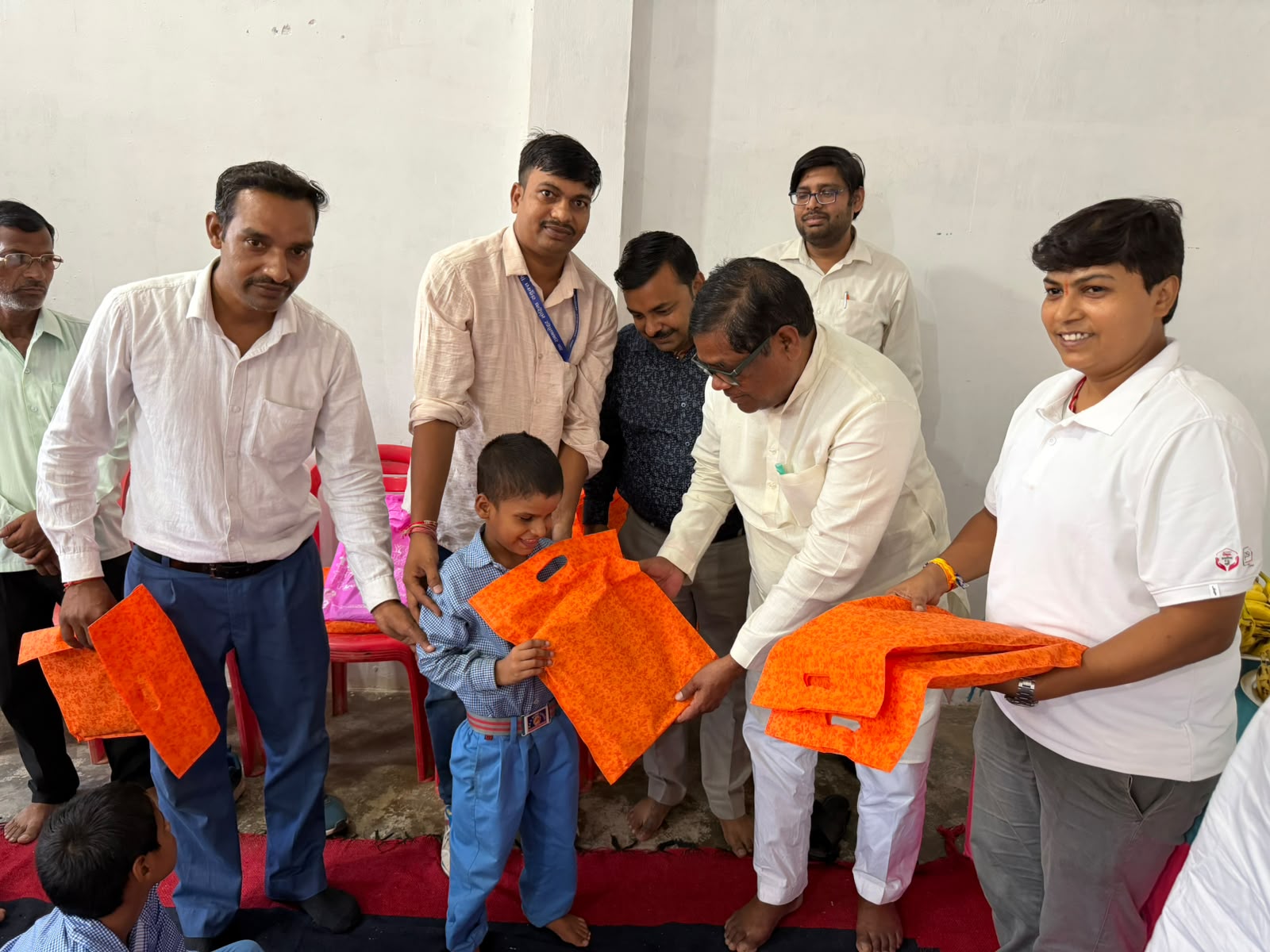 फर्रुखाबाद:सेवा संकल्प अभियान में दृष्टिबाधित बच्चों व मानसिक दिव्यांगजनों को फल और वस्त्र वितरित