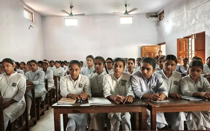 लखीमपुर खीरी : गोला प्राइवेट मेडिकल प्रैक्टिशनर्स वेलफेयर एसोसिएशन के तत्वावधान में  विद्या निकेतन की छात्राओं को PCOD रोग के प्रति किया गया जागरूक