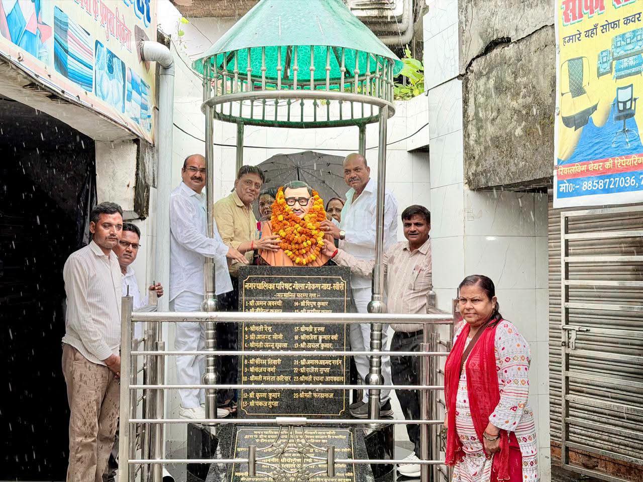  लखीमपुर : पंडित दीन दयाल की जयंती पर नगरपालिका अध्यक्ष  विजय रिंकू शुक्ला ने मूर्ति माल्यार्पण किया 