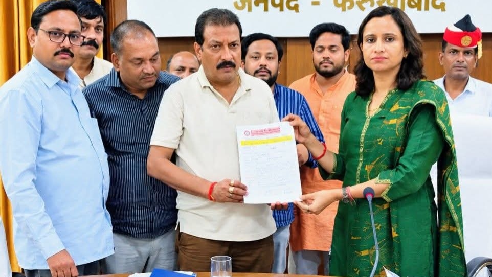 फर्रूखाबाद में व्यापार मंडल ने डीएम को सौंपा 7 सूत्रीय ज्ञापन, सड़क, बिजली और यातायात व्यवस्था सुधारने की मांग