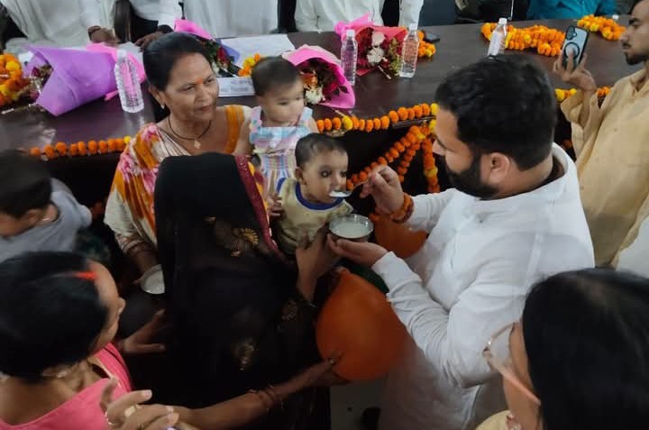 लखीमपुर खीरी : ब्लॉक सभागार कुंभी में आंगन मिलन सेवा कार्यक्रम का हुआ आयोजन, मुख्य अतिथि ने छोटे बच्चों का कराया अन्नप्राशन और गर्भवती महिलाओं को बांटी पोषण किट 