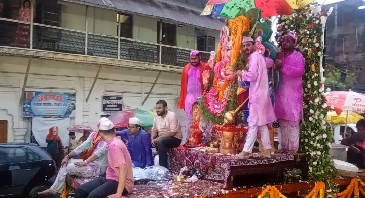 लखीमपुर खीरी : बारिश के बीच गणपति बप्पा की उमंग और उत्साह के साथ हुई विदाई