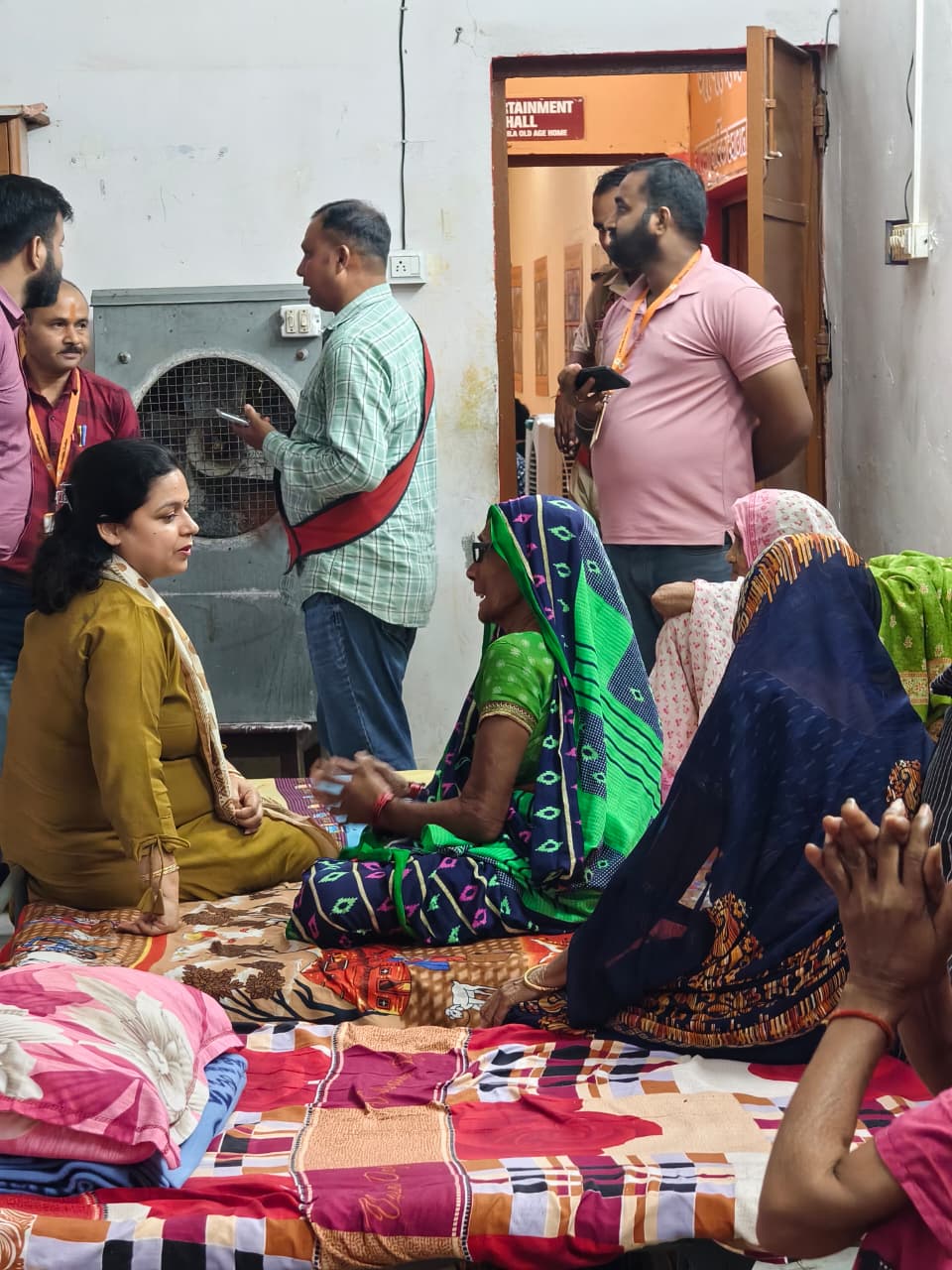 प्रयागराज:  एडीएम प्रशासन श्रीमती उपमा पांडेय ने किया आधारशिला वृद्धाश्रम का निरीक्षण, 140 वृद्धजनों से की आत्मीय मुलाकात