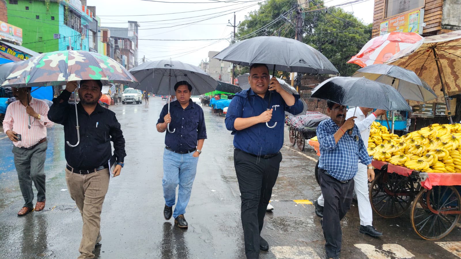 मौसम संबंधी ऑरेंज अलर्ट: भारत मौसम विज्ञान विभाग (IMD) और राहत आयुक्त द्वारा कासगंज जनपद में भारी बारिश, मेघगर्जन, वज्रपात (आकाशीय बिजली) और 30 से 60 किमी/घंटा की रफ्तार से चलने वाली तेज झोंकेदार हवाओं के लिए ऑरेंज अलर्ट जारी किया गया है।