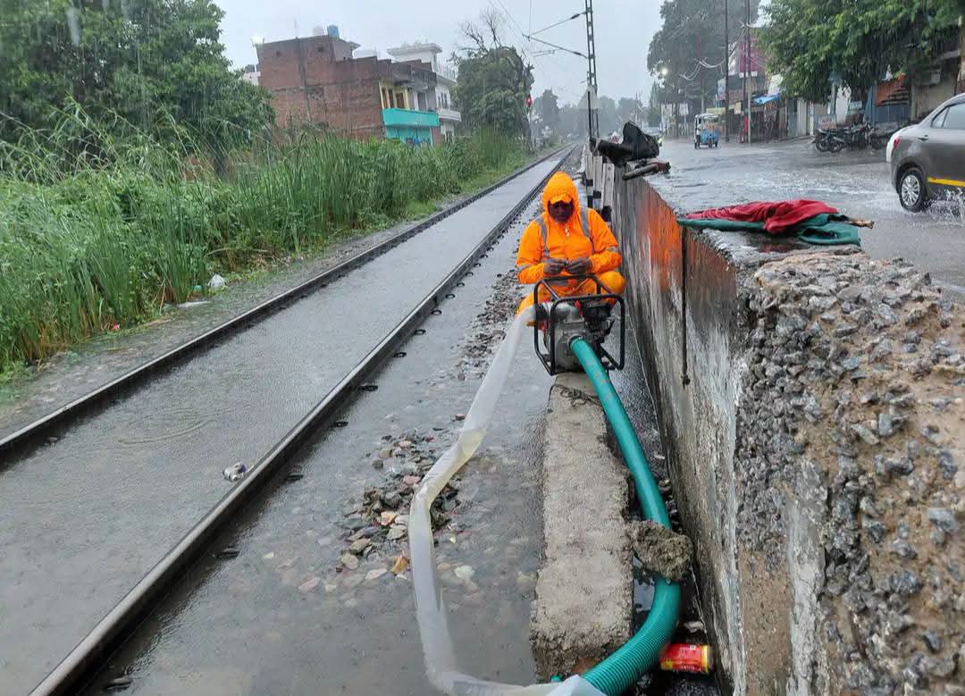 फर्रुखाबाद में 35 घंटे से बारिश, थमी शहर की रफ्तार: रेलवे ट्रैक पर पानी भरा, सड़कें और मोहल्ले जलमग्न