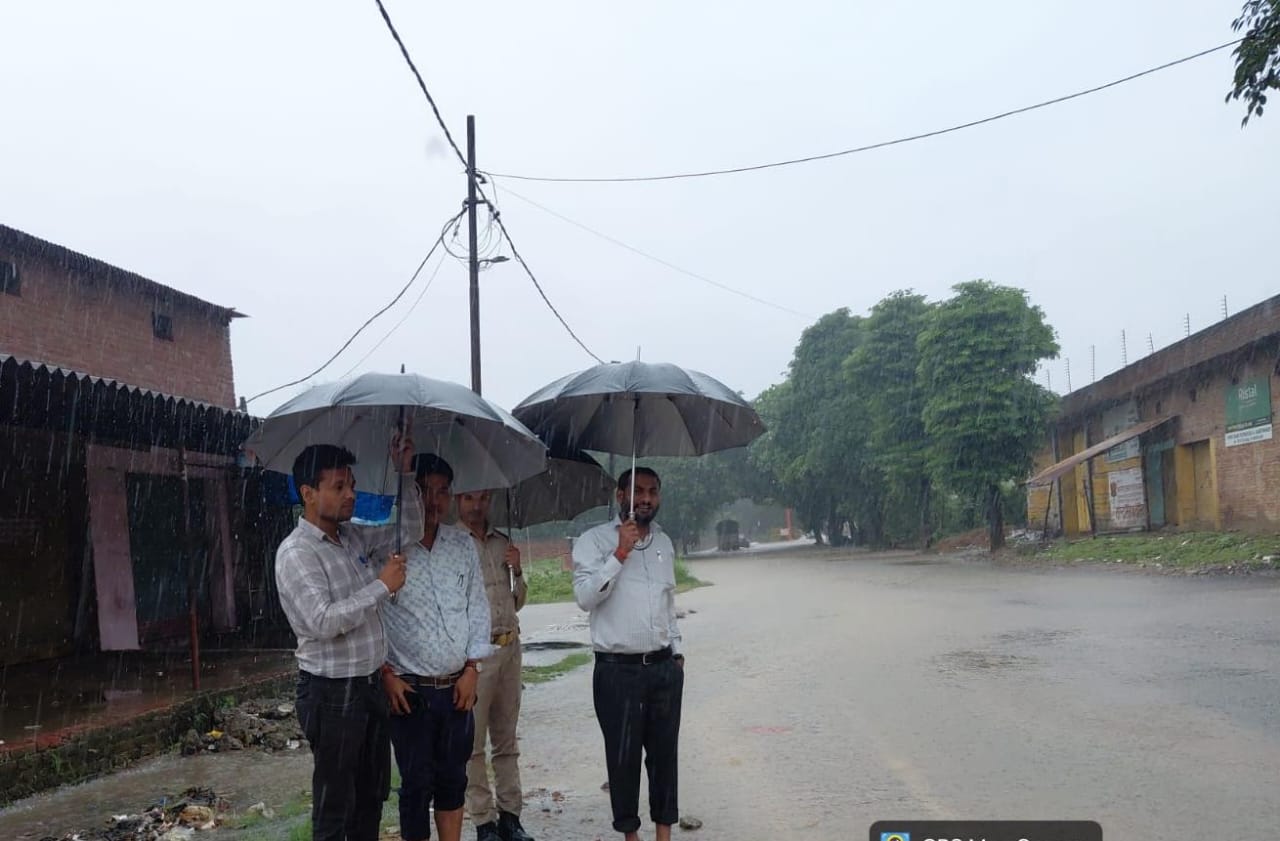 फर्रुखाबाद:लगातार बारिश से कायमगंज के कई इलाकों में जलभराव, तहसीलदार ने किया स्थलीय निरीक्षण