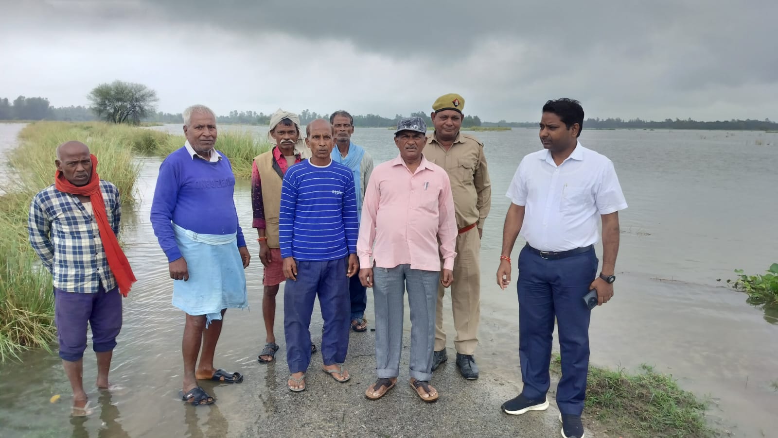 उन्नाव : बिचपरी निंदेमऊ में बाढ़ ग्रस्त क्षेत्र का दौरा, 2 नाव और ट्रैक्टर से आवागमन शुरू - प्रशासन की अपील घर में रहें सुरक्षित