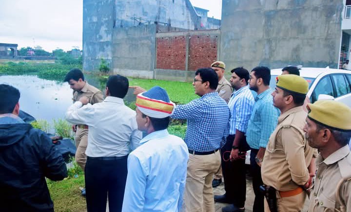 लखीमपुर खीरी : डीएम ने अतिवृष्टि व तेज हवाओं से प्रभावित क्षेत्रों का किया स्थलीय निरीक्षण, दिए निर्देश