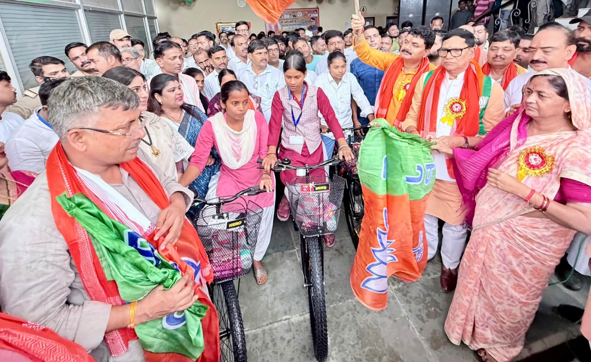 प्रधानमंत्री नरेंद्र मोदी के जन्मदिन पर सर जेपी स्नातकोत्तर महाविद्यालय में 176 छात्राओं को बांटी गई साइकिल