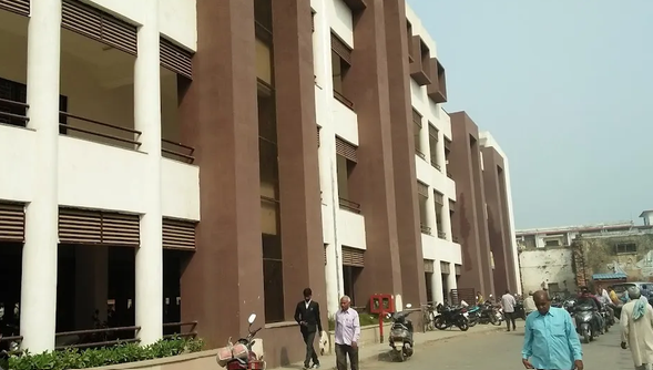 जिलाधिकारी के निर्देश पर DRDA के रिटायर्ड लेखाकार अशोक श्रीवास्तव पर FIR, विधायक निधि में अशोभनीय वार्तालाप का वीडियो वायरल होने पर कोतवाली में केस दर्ज