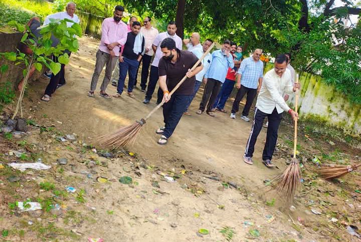 लखीमपुर खीरी : गोला विधायक अमन गिरी ने त्रिलोक गिरी मंदिर में किया श्रमदान  