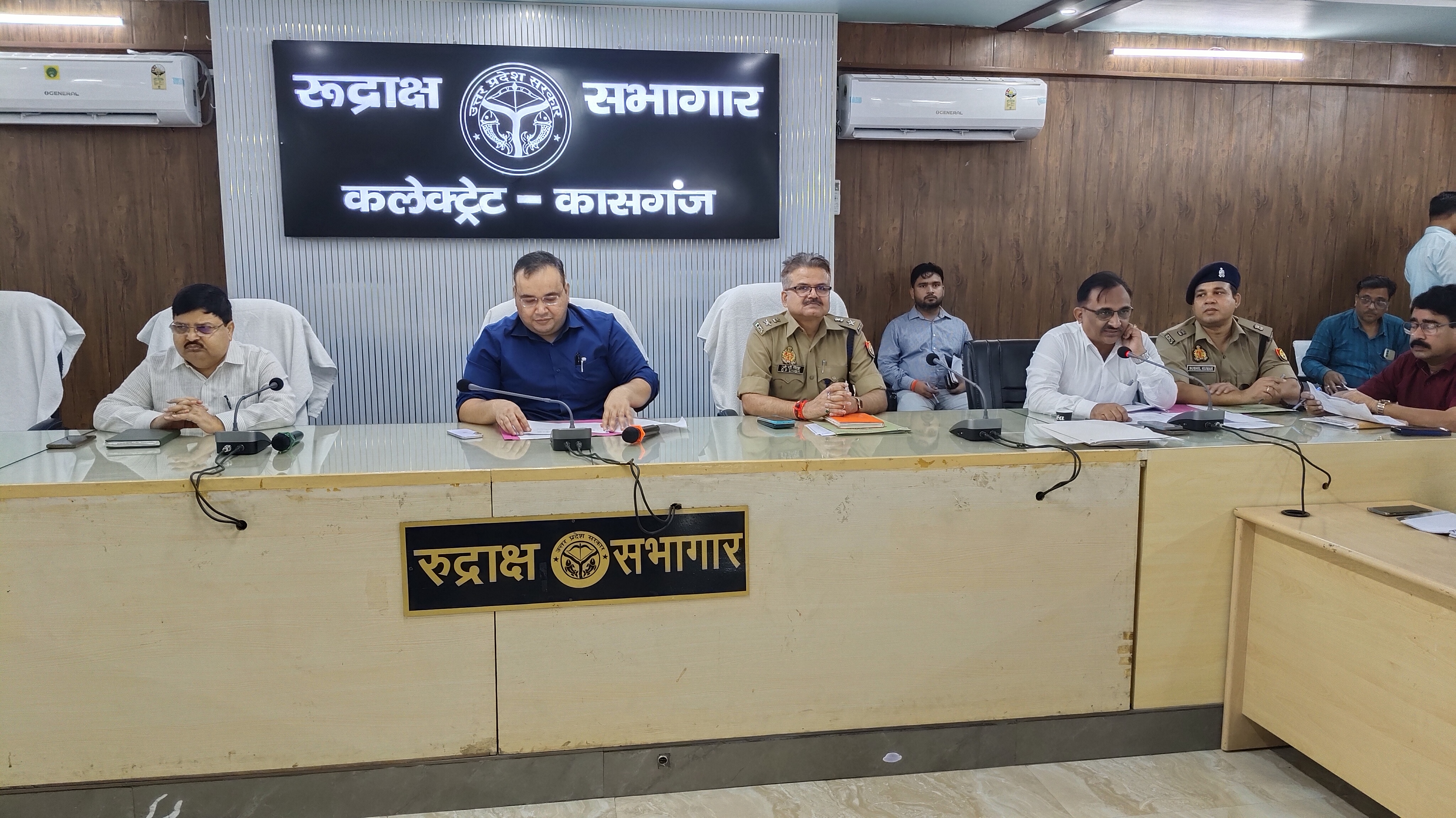 कासगंज : आगरा खण्ड स्नातक एवं शिक्षक निर्वाचन क्षेत्र के द्विवार्षिक निर्वाचन-2026 को लेकर जिलाधिकारी की अध्यक्षता में प्रभारी/सहायक प्रभारी अधिकारियों की बैठक सम्पन्न