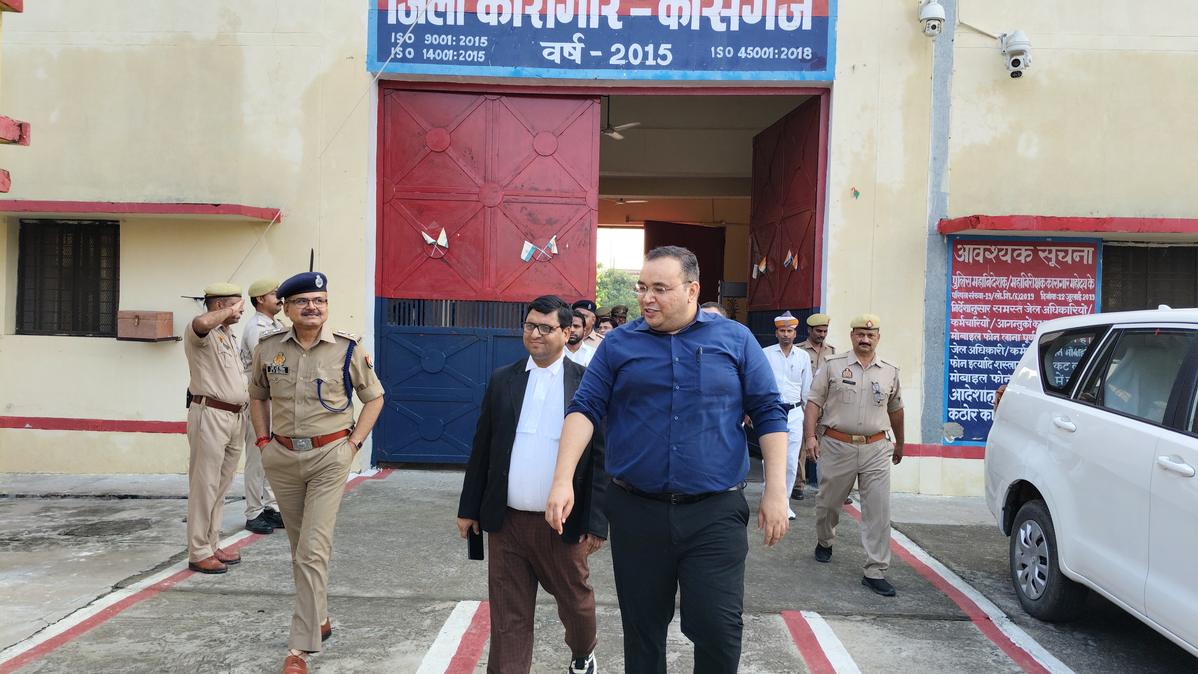 माननीय जनपद न्यायाधीश रामेश्वर एवं जिलाधिकारी प्रणय सिंह व पुलिस अधीक्षक ओम प्रकाश सिंह द्वारा संयुक्त रूप से जिला कारागार का किया गया निरीक्षण।