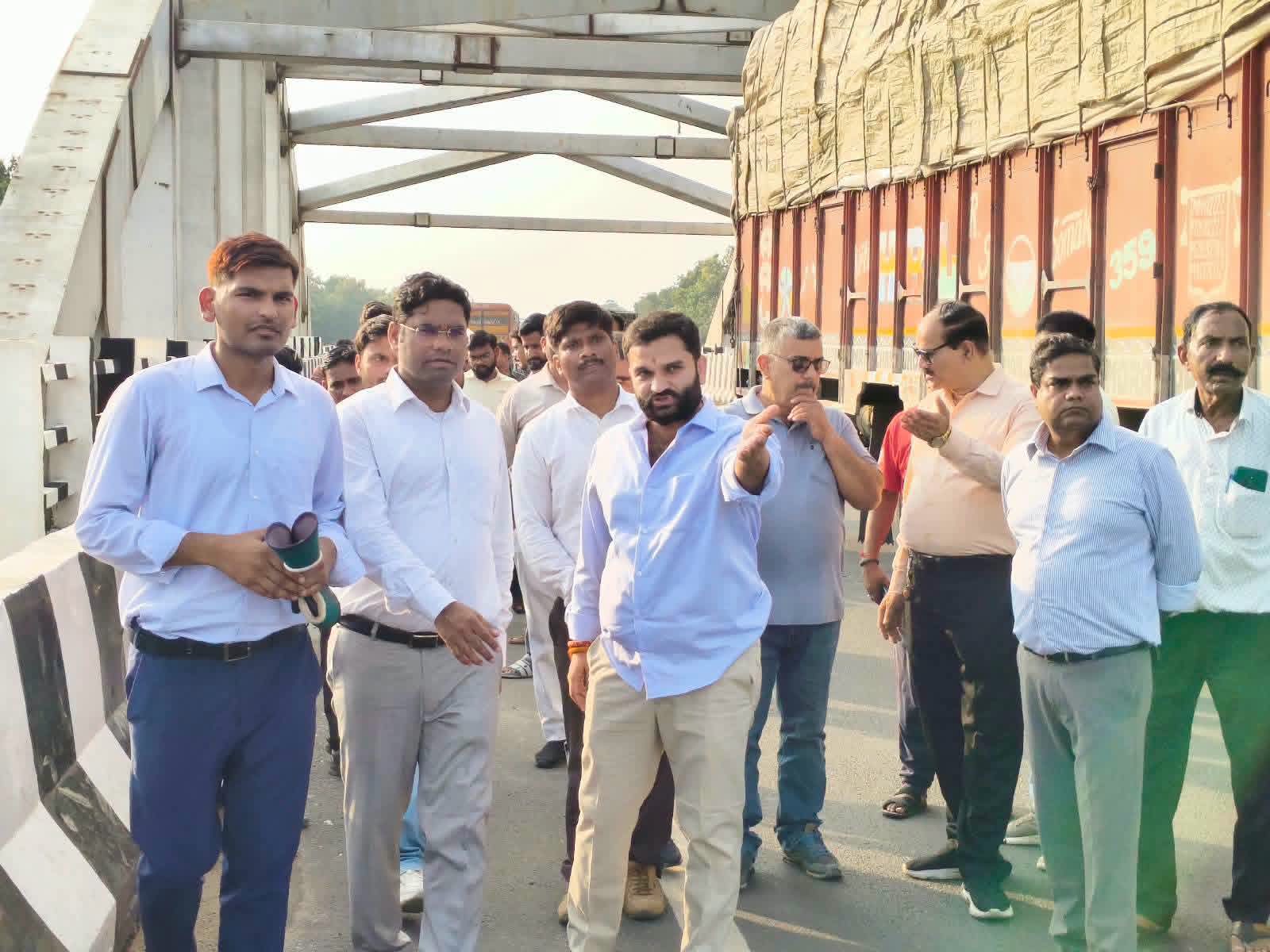 बारिश की वजह से निर्माणाधीन ओवरब्रिज की सड़क धसने की वजह से यातायात प्रभावित 