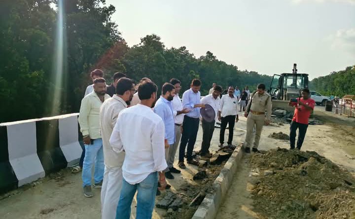 लखीमपुर खीरी : नेशनल हाईवे-730 पर नवनिर्मित ओवरब्रिज की धंसी सड़क, गोला विधायक ने अधिकारियों और ठेकेदार को लगाई कड़ी फटकार
