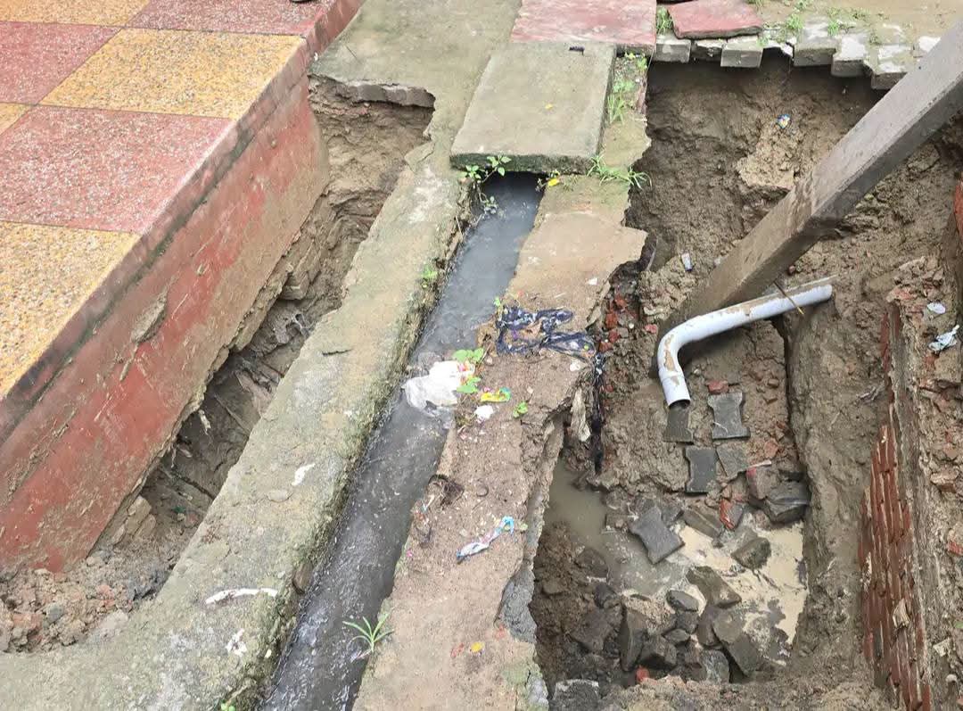 फर्रुखाबाद:बारिश ने खोली जल निकासी व्यवस्था की पोल, मोहम्मदाबाद में 8 फीट धंसी गली; बिजली पोल और पाइपलाइन भी प्रभावित