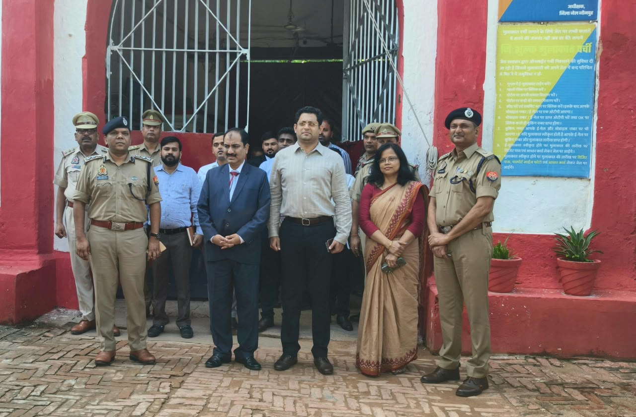 जौनपुर :जनपद न्यायाधीश श्री सुशील कुमार शशि, जिलाधिकारी  सैमुअल पाल एन. एवं पुलिस अधीक्षक कुंवर अनुपम सिंह द्वारा संयुक्त रूप से जिला कारागार का त्रैमासिक किया गया निरिक्षण 