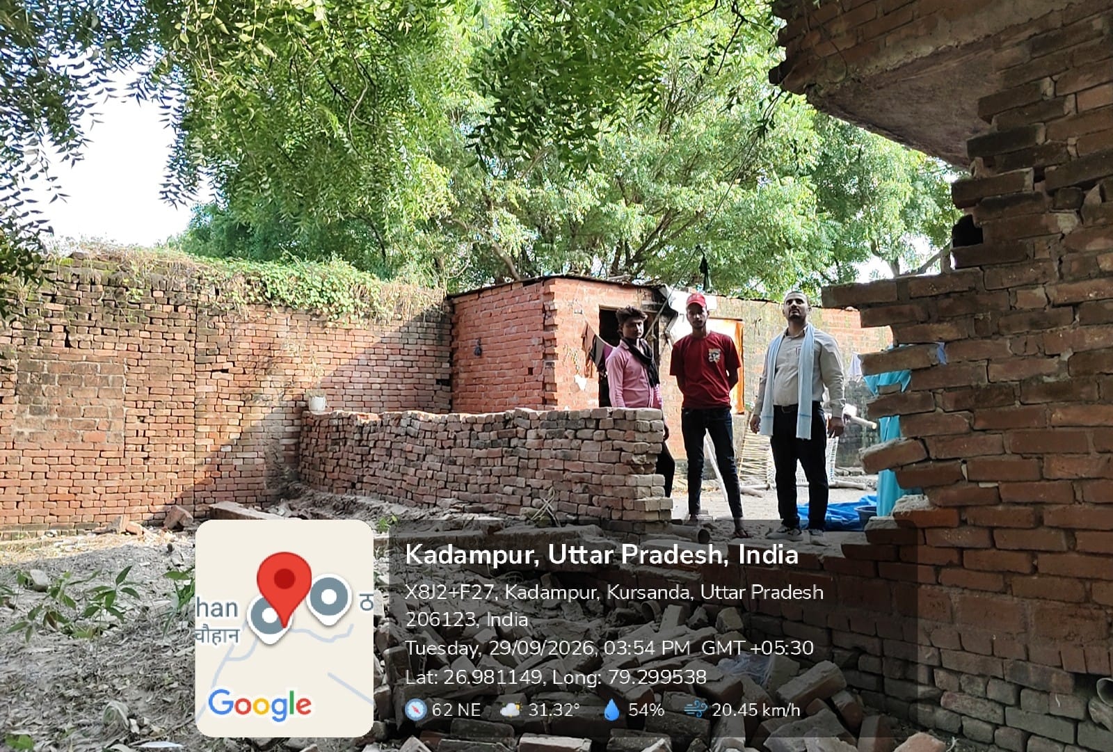 इटावा : बारिश और जलभराव के कारण पीड़ित ग्रामीण के मकान की दीवार गिरी ,राजस्व लेखपाल ने मौके पर पहुंचकर नुकसान का किया सर्वे
