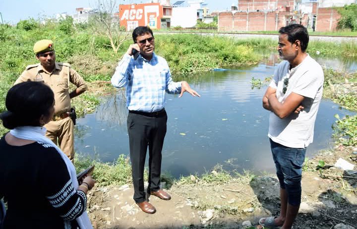 लखीमपुर खीरी : जलभराव की सूचना पर खुद ग्राउंड पर उतरे डीएम, परखी जल निकासी की हकीकत