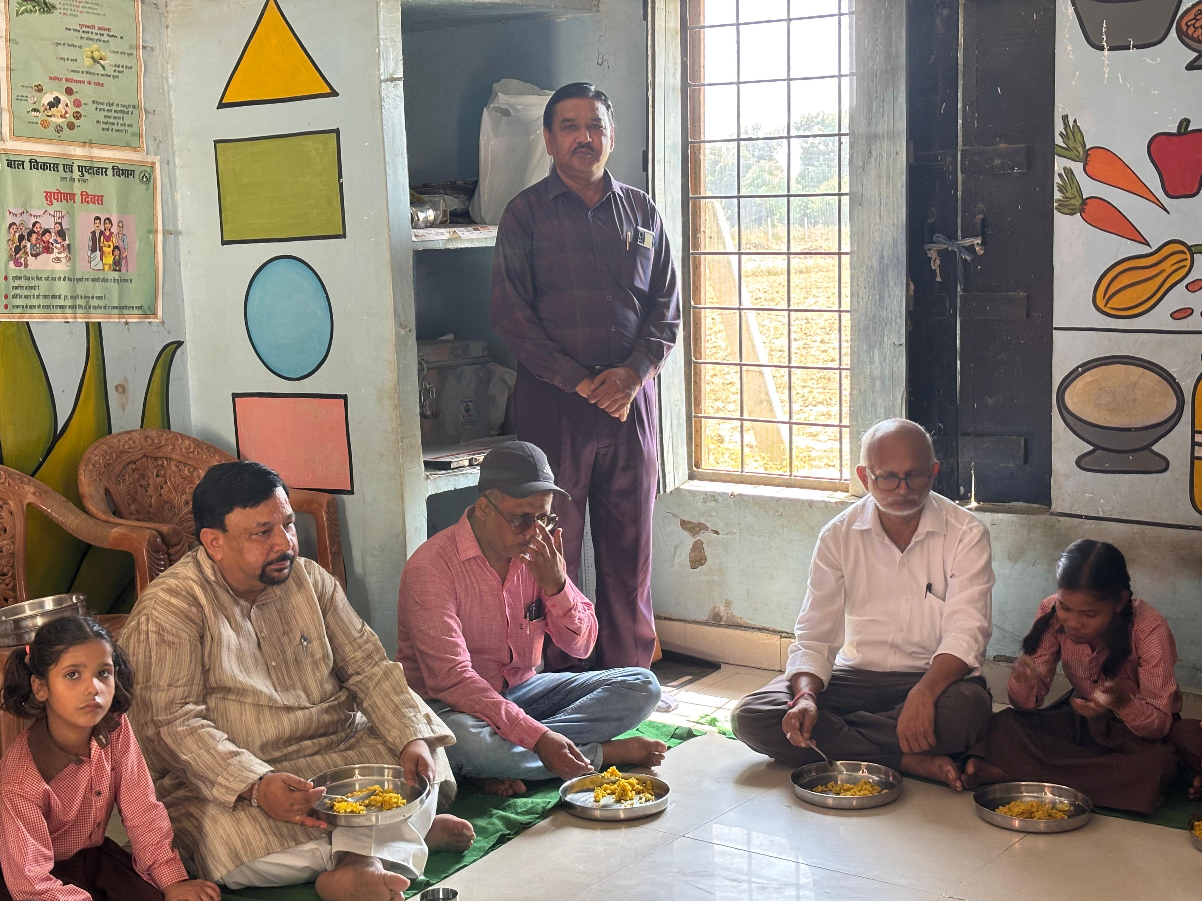 फर्रुखाबाद: सांसद मुकेश राजपूत ने बच्चों के साथ जमीन पर बैठकर किया मिड-डे मील, गुणवत्ता का लिया जायजा