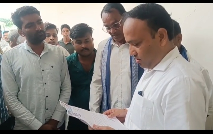 सीतापुर; चार गांवों का रास्ता जलभराव से बंद, पुलिया निर्माण की मांग को लेकर एसडीएम को सौंपा ज्ञापन