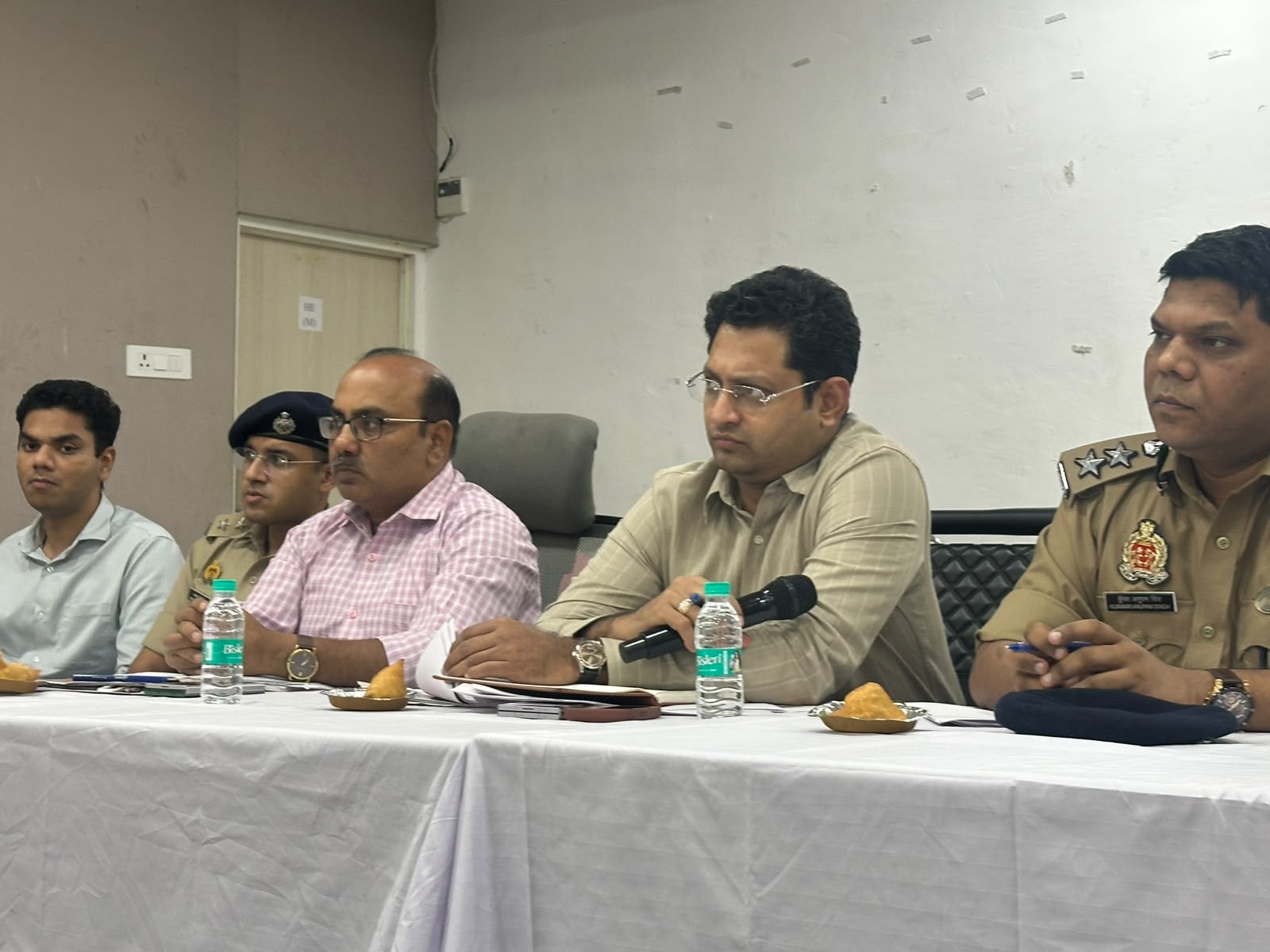 जौनपुर :जिलाधिकारी सैमुअल पाल एन. की अध्यक्षता एवं पुलिस अधीक्षक कुंवर अनुपम सिंह की उपस्थिति में आगामी दुर्गा पूजा पर्व को सकुशल, शांतिपूर्ण ढंग से संपन्न कराने के उद्देश्य से दुर्गा पूजा समिति के पदाधिकारियों एवं संबंधित अधिकारियों के साथ बैठक हुई सम्पन्न 