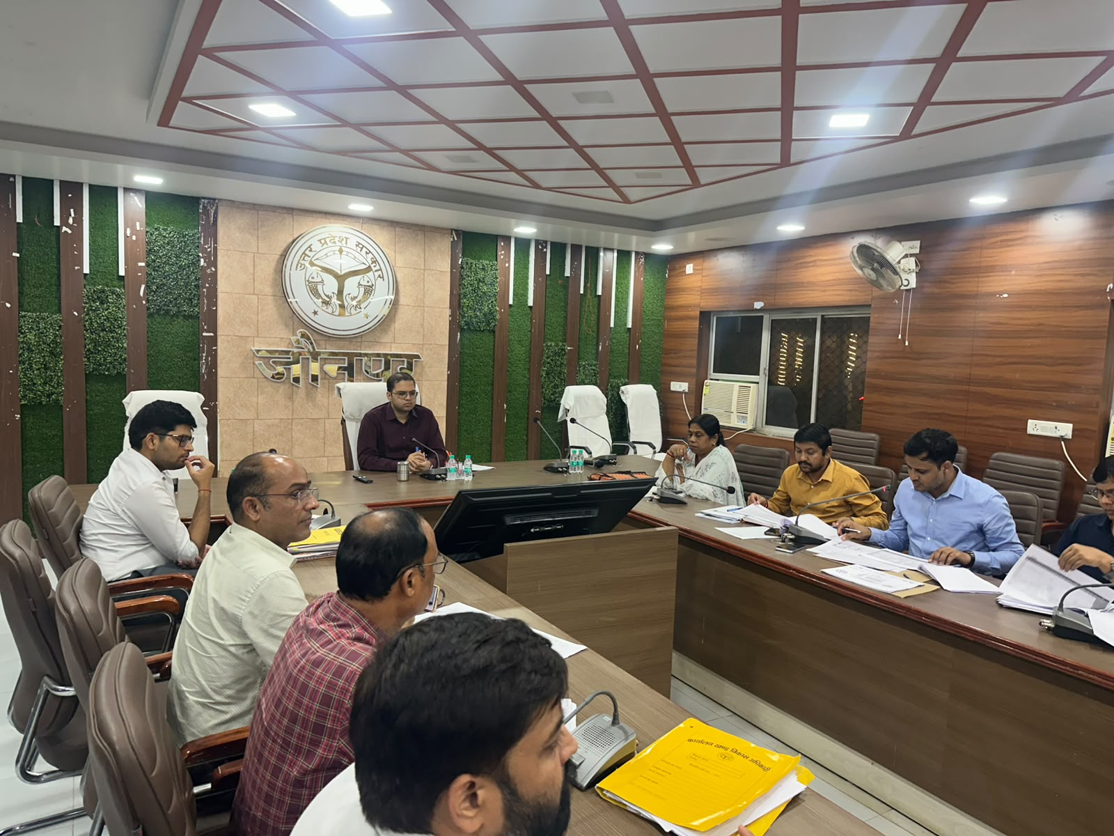 जौनपुर :जिलाधिकारी सैमुअल पाल एन के निर्देश के क्रम में मुख्य विकास अधिकारी ध्रुव खाड़िया की अध्यक्षता मेंआंगनबाडी केन्द्रों पर वितरित होने वाले खाद्यान्न, गृहभ्रमण, टीकाकरण, वजन, प्रधानमंत्री मातृ वंदना योजना आदि की, की गयी समीक्षा 