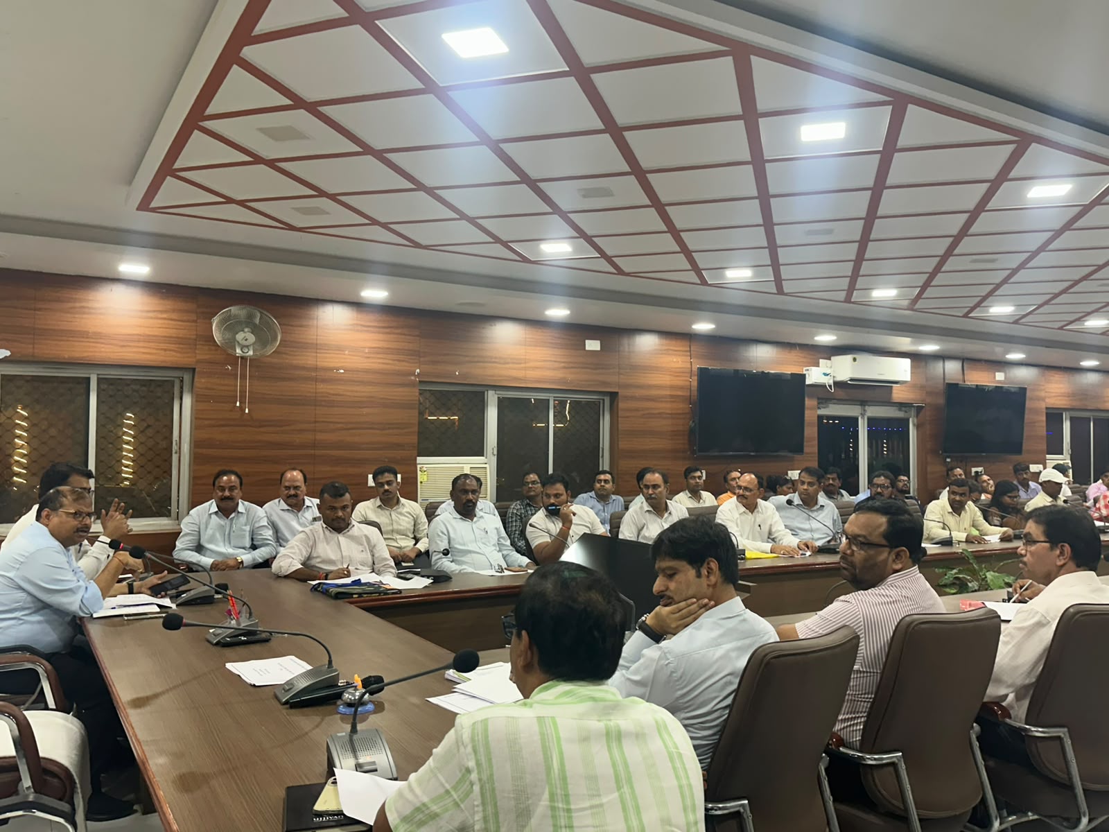 जौनपुर :जिला विद्यालय यान परिवहन सुरक्षा समिति की बैठक जिलाधिकारी की उपस्थिति में हुई सम्पन्न