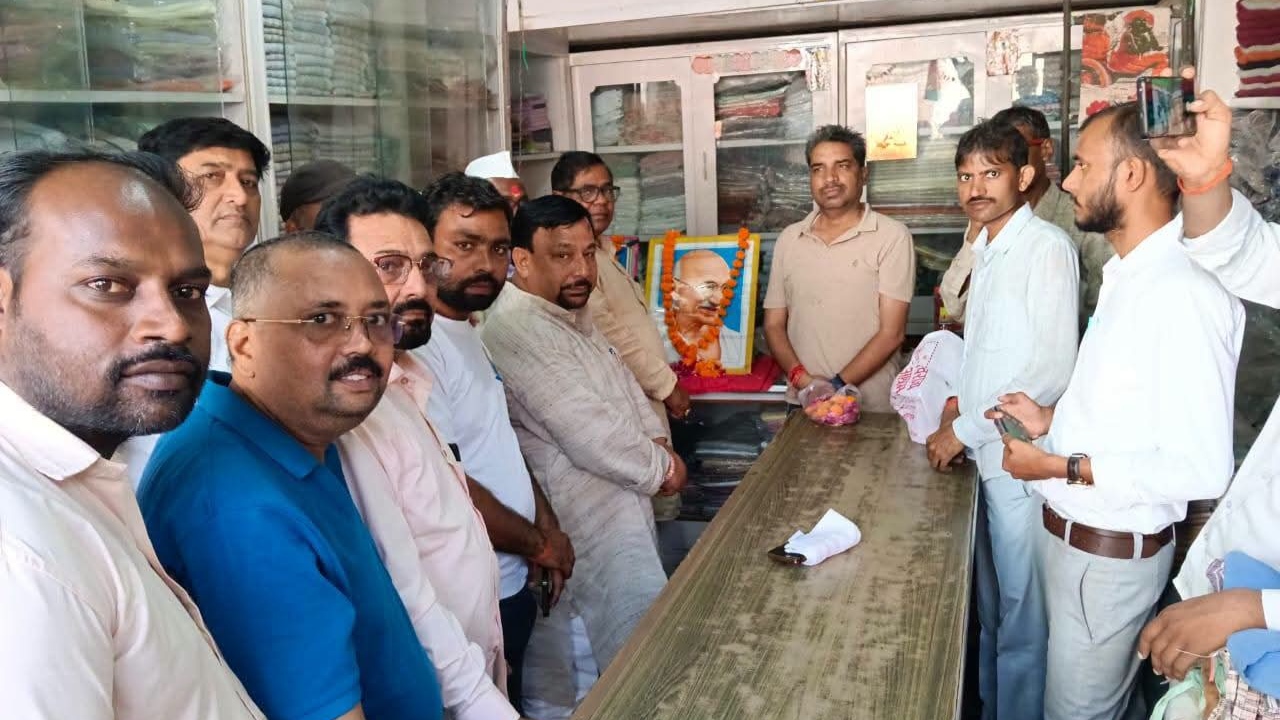 फर्रुखाबाद:गांधी जयंती पर स्वराज आश्रम में महात्मा गांधी को श्रद्धांजलि, खादी वस्त्रों की खरीदारी