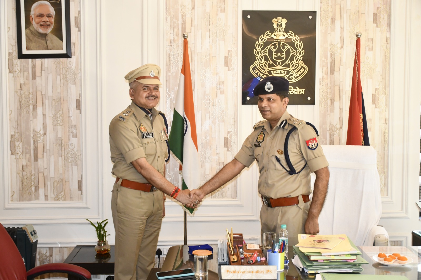 कासगंज:-उत्कृष्ट सेवा पदक से सम्मानित हुए कासगंज SP ओ.पी. सिंह: डीआईजी अलीगढ़ प्रभाकर चौधरी ने अलंकृत कर सराहा