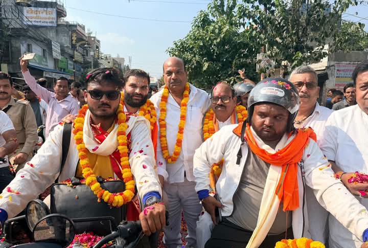 लखीमपुर खीरी : जिलाध्यक्ष-चेयरमैन ने वडनगर से वाराणसी तक निकाली जा रही बाइक रैली में कार्यकर्ताओं का गोला में किया भव्य स्वागत 