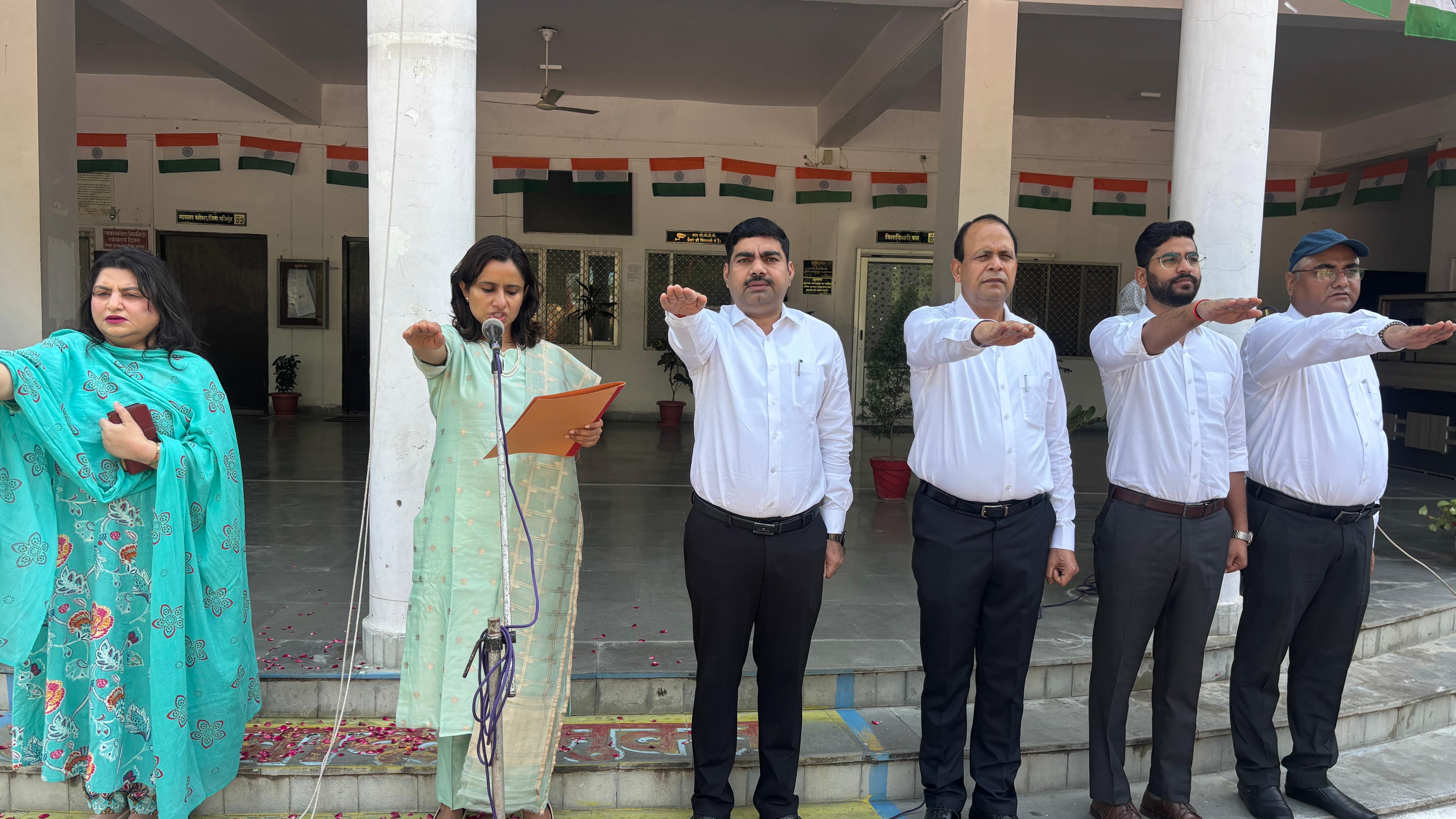 फर्रुखाबाद:गांधी-शास्त्री जयंती पर डीएम ने दिलाया स्वच्छता का संदेश, बोले- घर और आसपास साफ रखना हर नागरिक की जिम्मेदारी