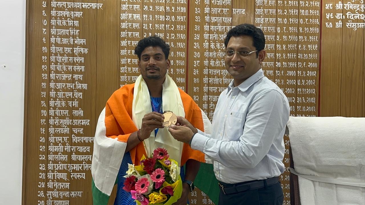 जौनपुर :जिलाधिकारी ने एशियाई खेल-2026 के कांस्य पदक विजेता रोहित यादव एवं उनके पिता को किया सम्मानित