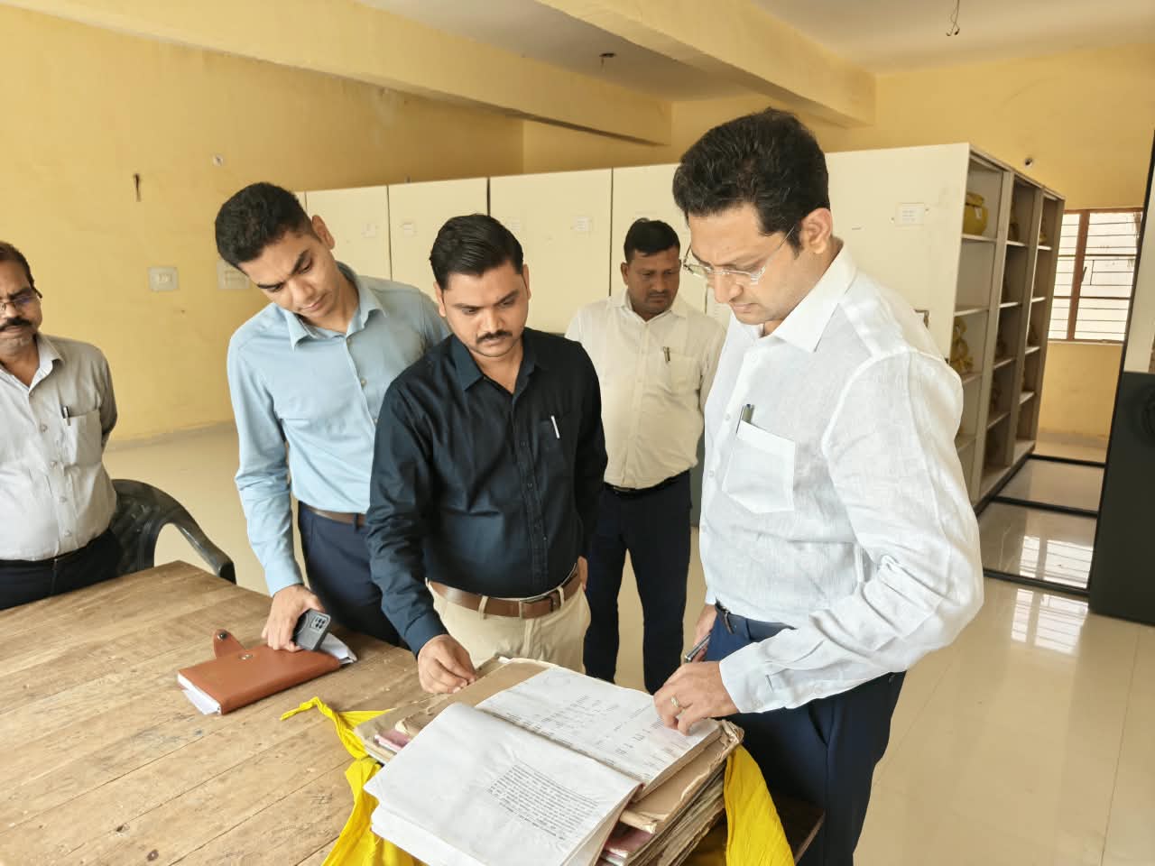 जौनपुर :जिलाधिकारी  द्वारा तहसील मछलीशहर केअभिलेखों एवं पंजिकाओं का किया अवलोकन  