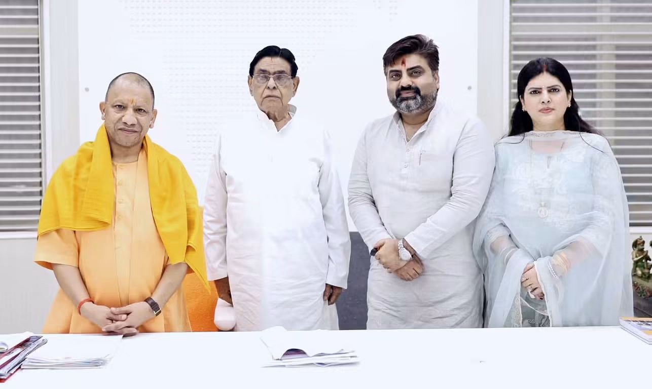 फर्रुखाबाद औद्योगिक गलियारे और बाढ़ समस्या को लेकर मुख्यमंत्री से मिले नरेंद्र सिंह यादव