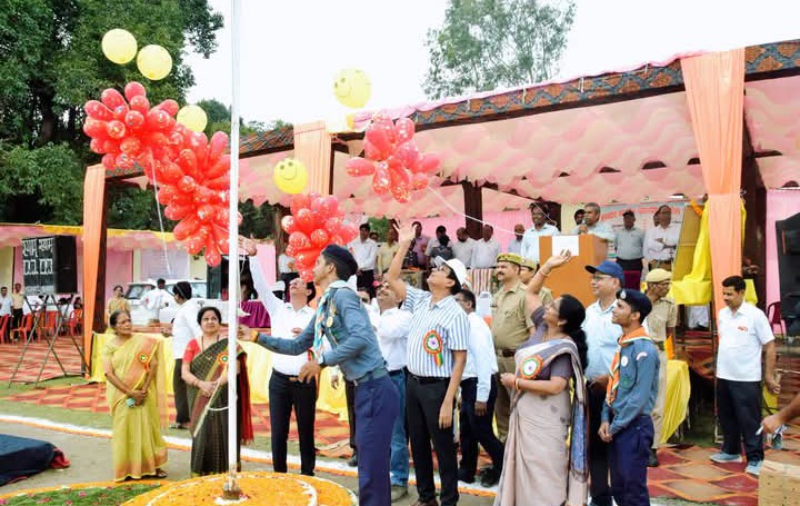 लखीमपुर खीरी : 75वीं जनपदीय एथलेटिक्स प्रतियोगिता का आगाज, डीएम ने खिलाड़ियों का बढ़ाया हौसला