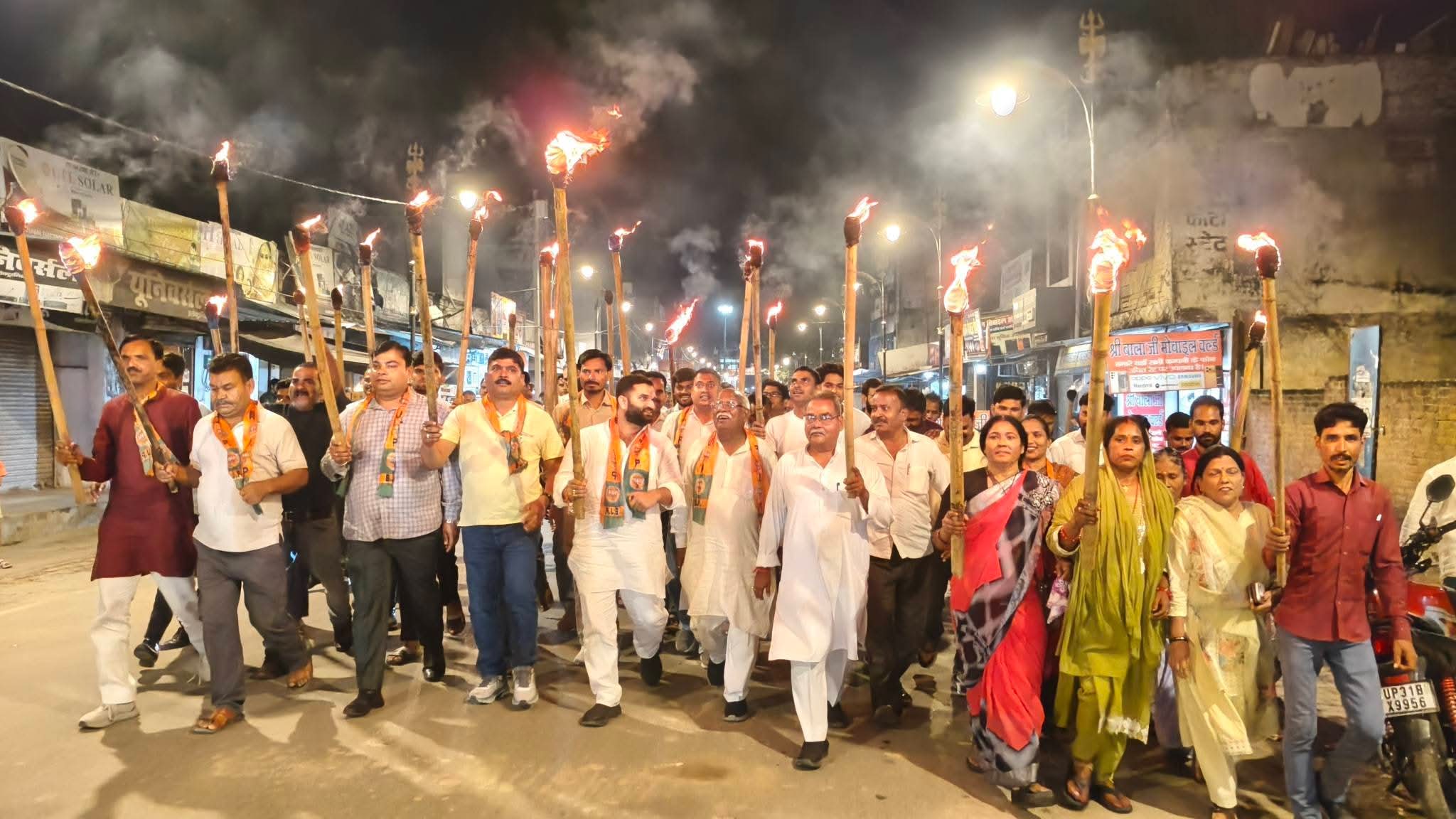 गोला गोकर्ण नाथ: प्रधानमंत्री के 25 वर्ष पूरे होने पर सेवा ज्योति मशाल यात्रा विधायक अमन गिरि द्वारा निकाली गयी 