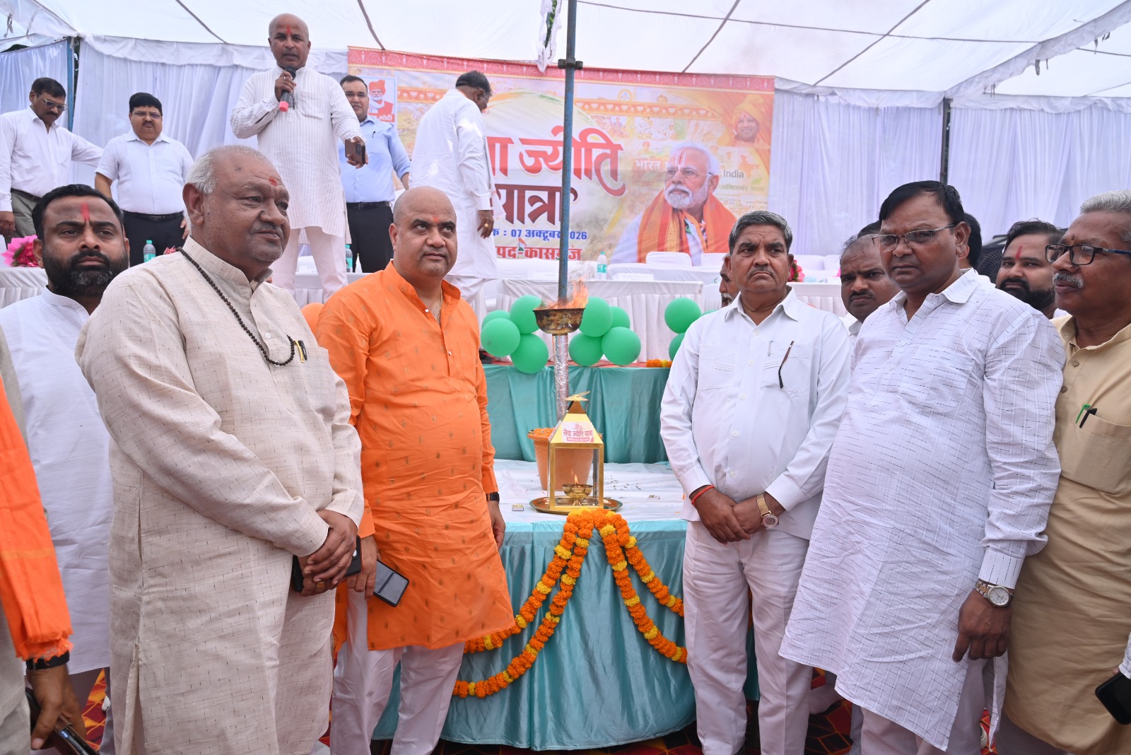 कासगंज :  प्रधानमंत्री  एवं मुख्यमंत्री  की अध्यक्षता में आयोजित कार्यक्रम का सजीव प्रसारण जनपद के विकास खण्ड कासगंज में उद्बोधन सुना व देखा गया