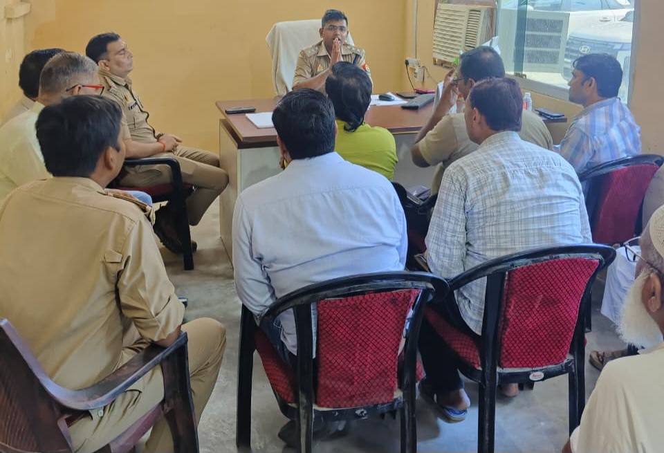 फर्रूखाबाद: त्योहारों पर सौहार्द बनाए रखने के लिए थाना कादरीगेट में क्षेत्राधिकारी नगर ने धर्मगुरुओं और संभ्रांत नागरिकों संग की वार्ता