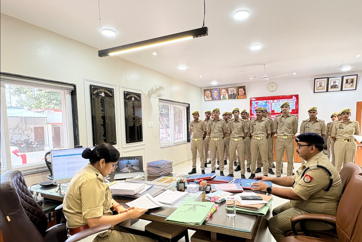 फर्रुखाबाद/फतेहगढ़ : पुलिस अधीक्षक फतेहगढ़ ने पुलिस कार्यालय में बीट आरक्षियों की ली बैठक, दिए कड़े निर्देश