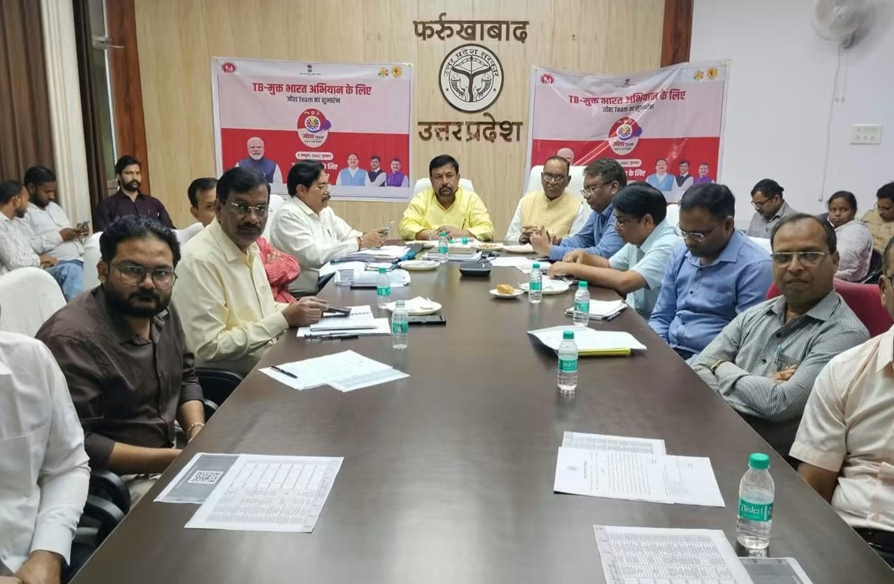फर्रुखाबाद: बाढ़ प्रभावित आशा की मड़ैया में सीएमओ ने परखी स्वास्थ्य व्यवस्था, दो शिविरों में 184 मरीजों की जांच