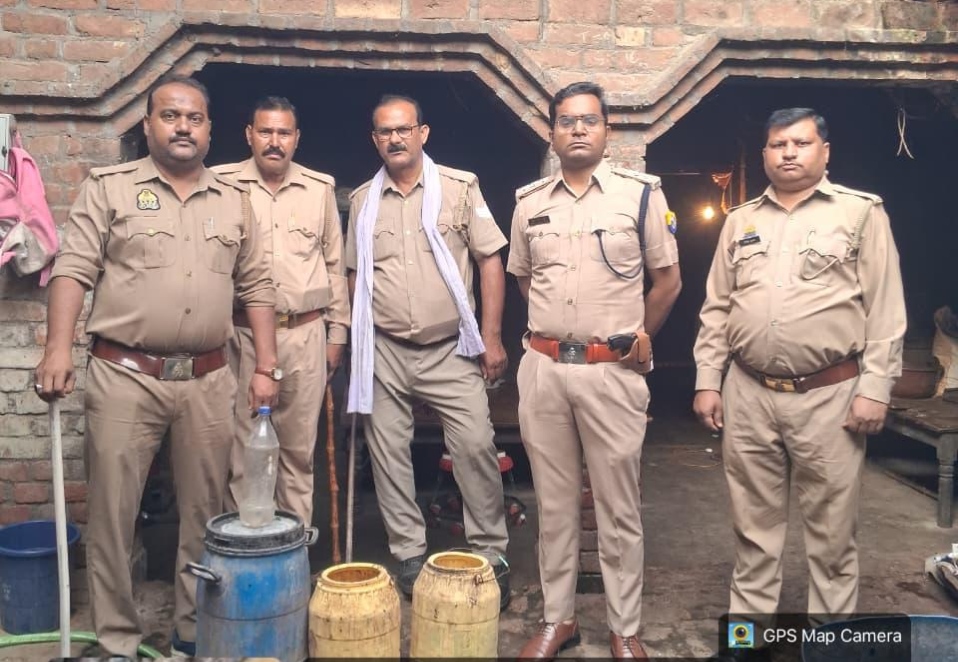 फर्रुखाबाद में अवैध कच्ची शराब के खिलाफ आबकारी विभाग की कार्रवाई, 10 लीटर शराब व 80 किलो लहन बरामद