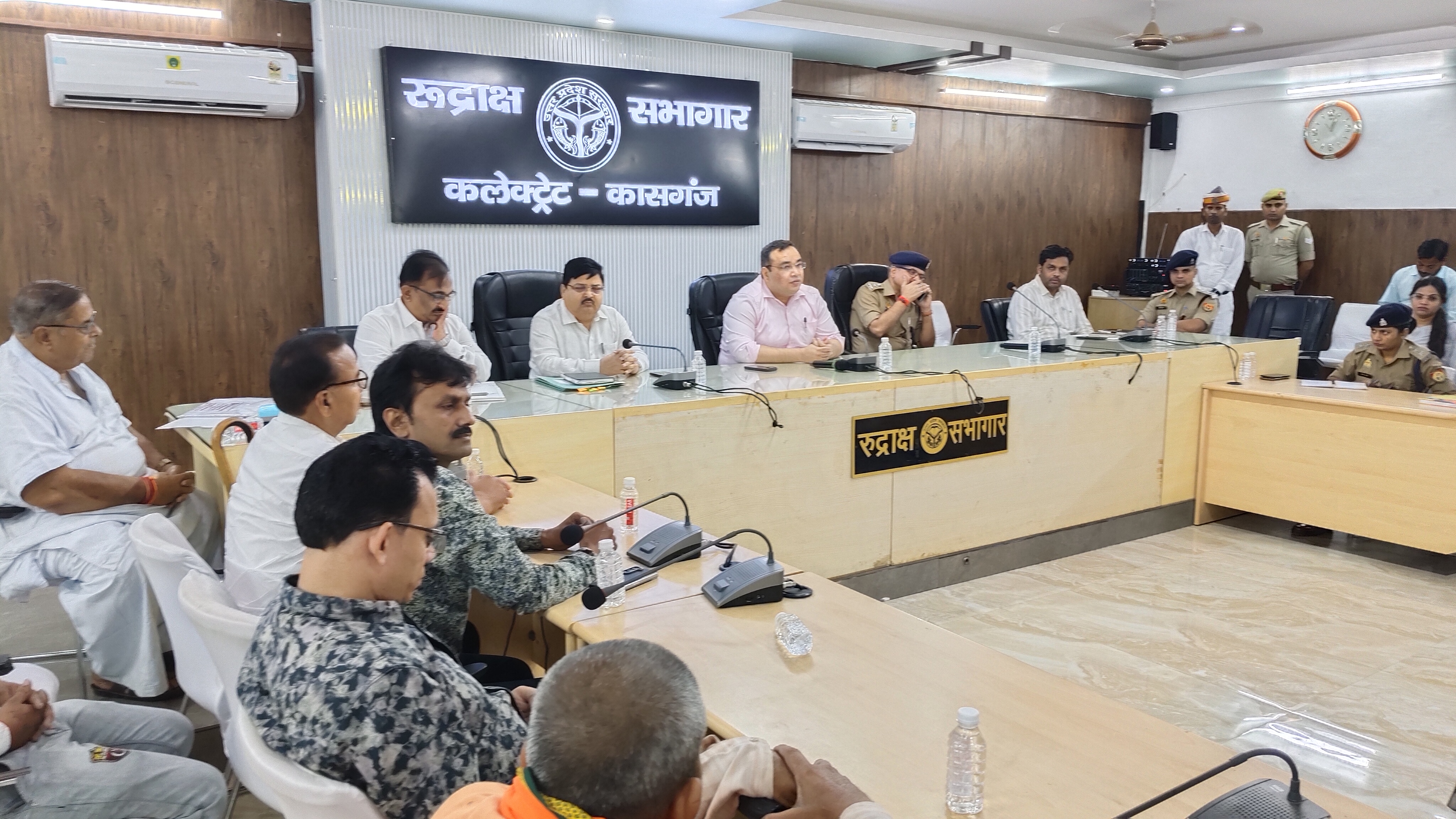 कासगंज:जनपद के जिला अधिकारी और पुलिस अधीक्षक ओमप्रकाशसिंह ने त्योहार को देखते हुए निर्देश जारी किये 