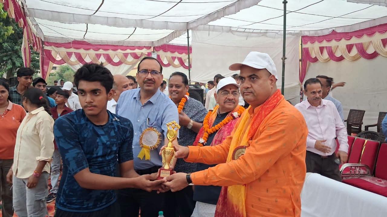कासगंज:  भाजपा जिला अध्यक्ष नीरज शर्मा जी के द्वारा किया गया पुरूस्कार वितरण 