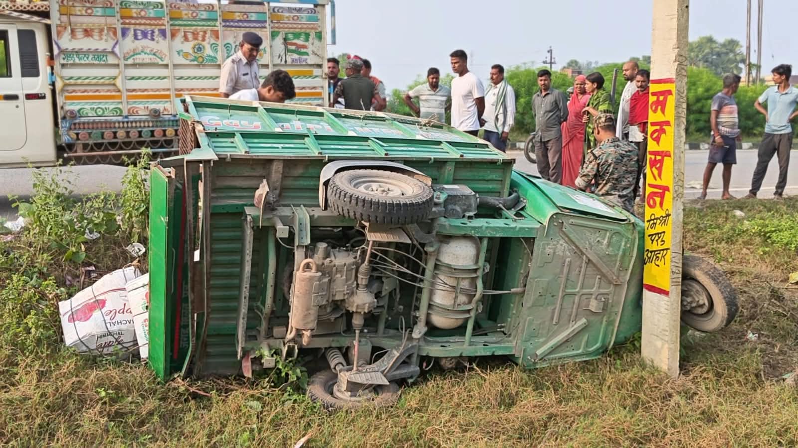 गया: वजीरगंज में मूर्ति लदी टेंपो दुर्घटनाग्रस्त