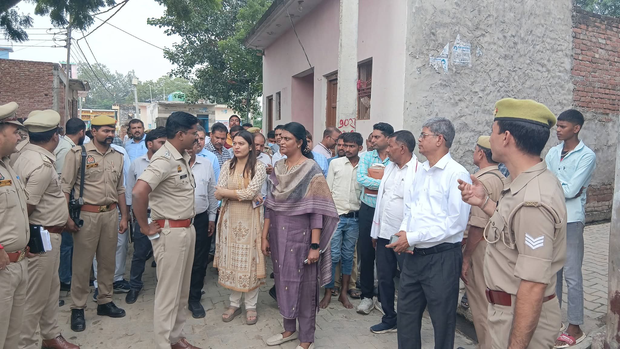 संक्रामक रोगों के बढ़ते प्रकोप पर प्रशासन सतर्क, डीएम ने गांव पहुंचकर लिया जायजा