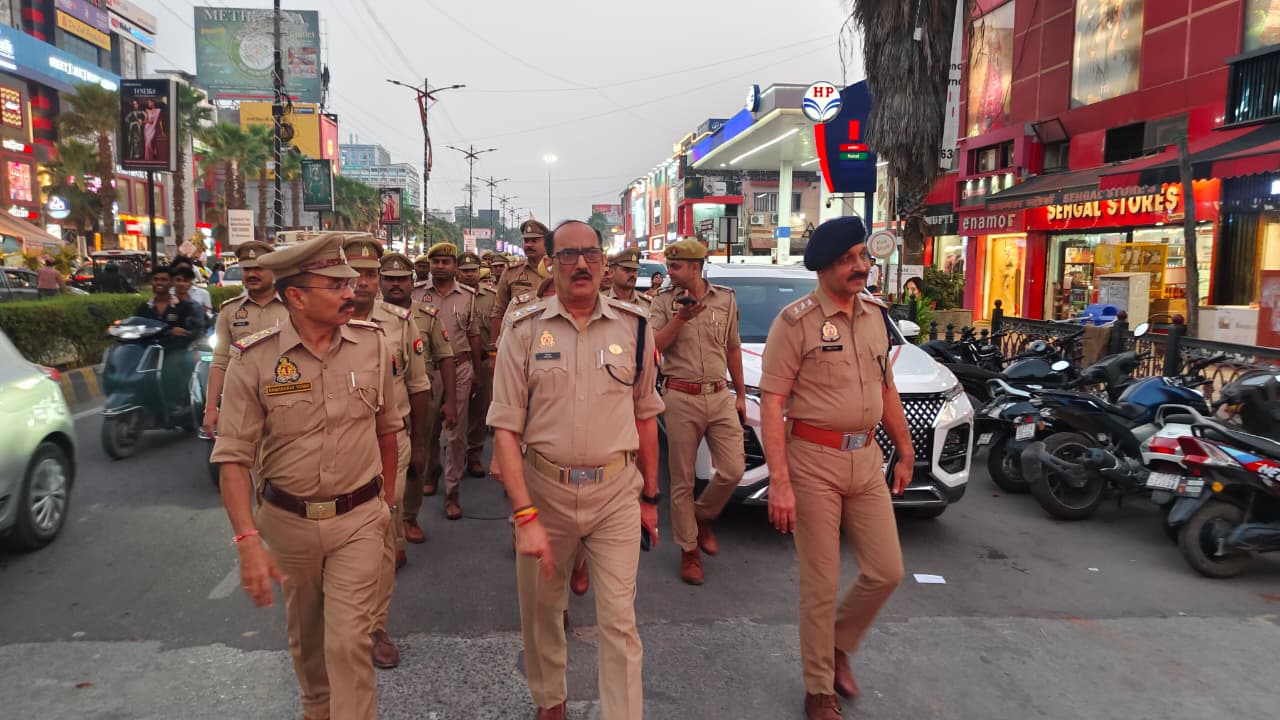 प्रयागराज : आगामी त्यौहारों के दृष्टिगत क्षेत्र में शान्ति एवं कानून व्यवस्था बनाए रखने हेतु पैदल गस्त