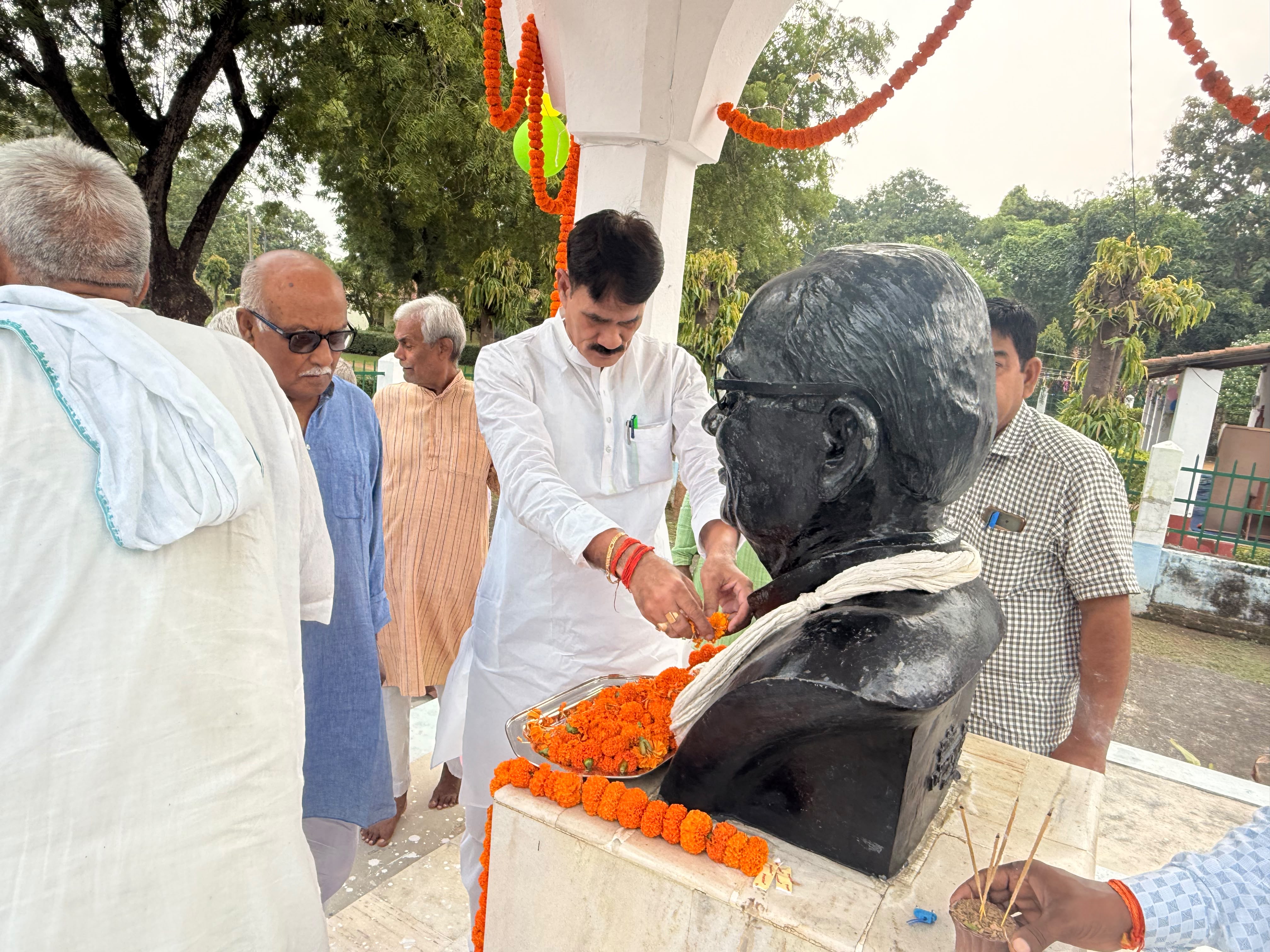 सेखोदेवरा में जयप्रकाश नारायण की जयंती मनी 