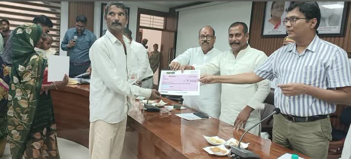 लखीमपुर खीरी : बाढ़ से बर्बाद फसलों पर सरकार का मरहम, खीरी के 9,250 किसानों को मिले 6.42 करोड़,शेष किसानों को दो दिन में मिलेगा अनुदान